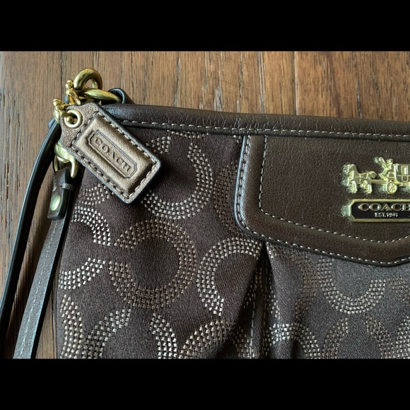 New Authentic COACH Wristlet - Picture 3 of 5